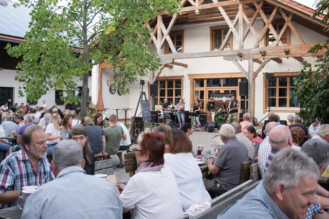 Alljährlich unterstützen Friedbergs Stadträtin und Kulturpflegerin Petra Gerber und der Gastronom Ludwig Koller mit den Spenden der Besucher eines Benefizkonzerts im Biergarten der Landhausbräu Koller in Hergertswiesen das Projekt Little Smile