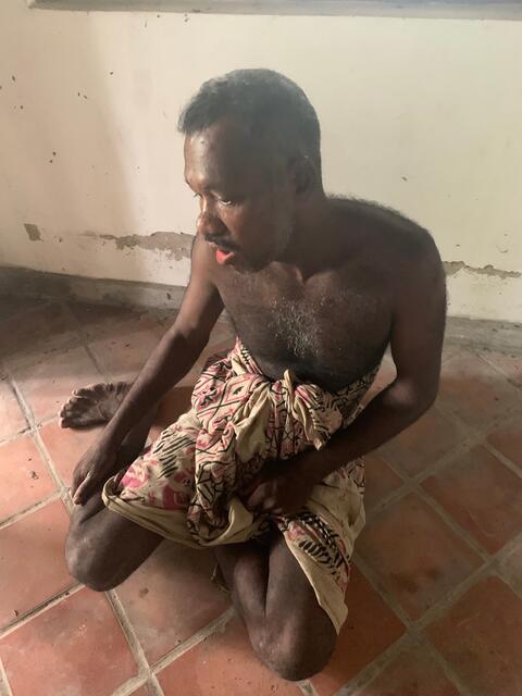 Sri Lanka verfügt nicht über ein Sozialsystem, das Verlierer vor dem völligen Absturz bewahren würde. Wer einmal ganz unten ist der kommt da aus eigener Kraft kaum noch raus. Diesen Menschen bleibt nur noch das Betteln. In schwierigen Zeiten ist die Konkurrenz jedoch sehr groß. | Foto: Michael Kreitmeir