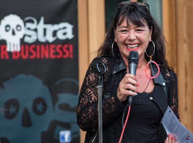 Alljährlich unterstützen Friedbergs Stadträtin und Kulturpflegerin Petra Gerber und der Gastronom Ludwig Koller mit den Spenden der Besucher eines Benefizkonzerts im Biergarten der Landhausbräu Koller in Hergertswiesen das Projekt Little Smile. Im Bild Petra Gerber