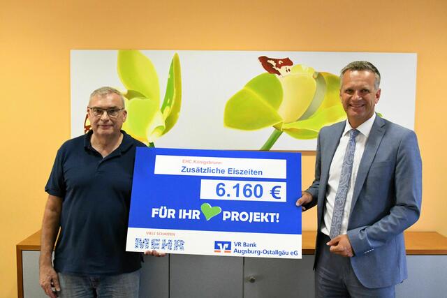 Präsident Willi Bertele erntet den Lohn harter Arbeit: Dank des erfolgreichen Crowdfunding-Projekts hatte der EHC 6160€ mehr in der Kasse. (im Bild Willi Bertele und Regionalleiter Wolfgang Hengst von der VR-Bank)