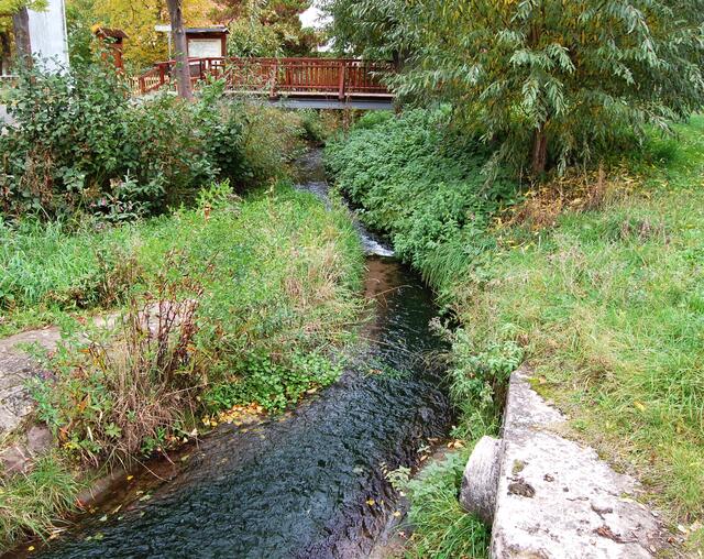 Wenn man nahe der Mühle über die schmale Brücke geht, die die kleine Aue überquert, denkt man unweigerlich an den dritten Streich.