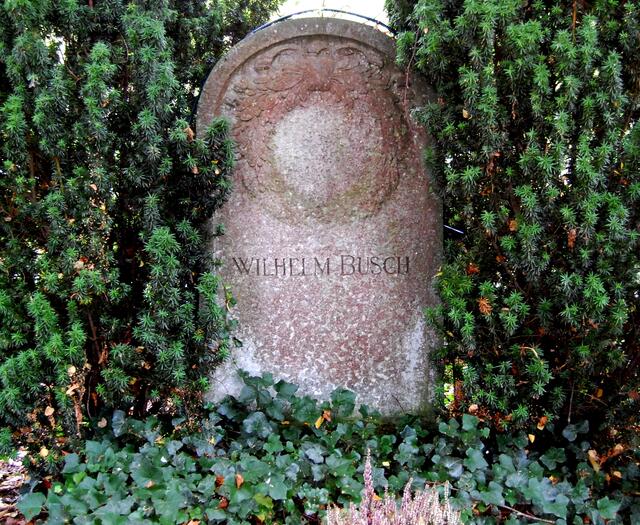 Auf dem Dorfriedhof, von dem der Blick auf die leicht ansteigenden Hänge des Hebers mit seinem schönen Wald geht, den er so liebte, hat er seine letzte Ruhestätte gefunden.