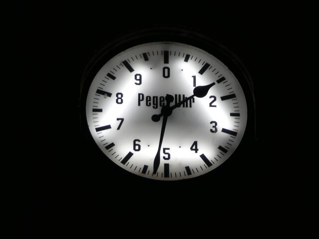 Der kleine Zeiger gibt die Meter und der große die Zentimeter an.