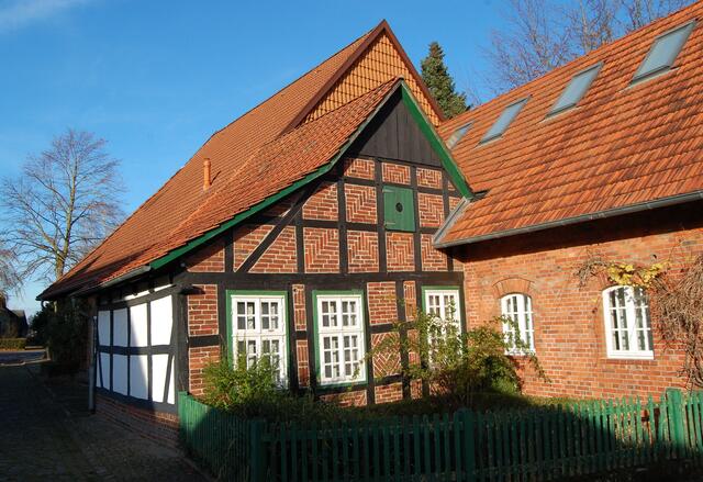 In diesem ursprünglichen Busch-Haus, das nach dem Neubau als Stall Verwendung fand, wurde der spätere Künstler geboren. 1832 kam Friedrich Wilhelm Busch, der Wilhelm Buschs Vater war, nach Wiedensahl. Er heiratete Henriette Kleine. 1832 wurde dem Ehepaar das erste Kind geboren, Sohn Wilhelm.