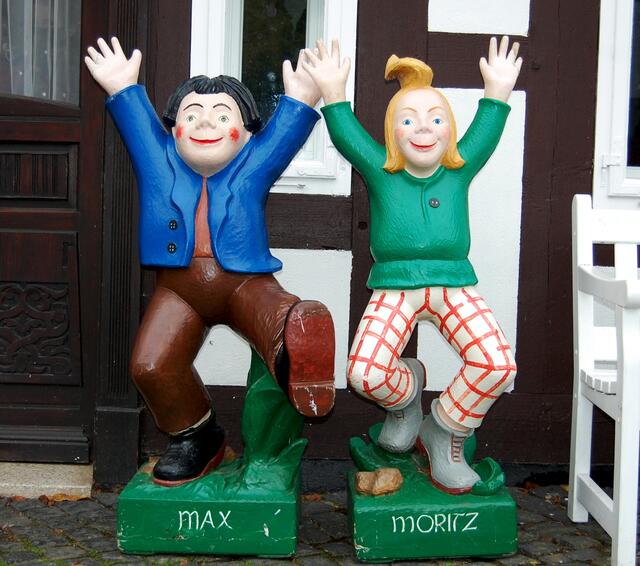 Und natürlich heckten die beiden so manchen Streich aus. 20 Jahre nach seinem Aufenthalt in Ebergötzen schuf Busch seine bekannteste Bildgeschichte.