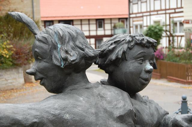 Seine letzten 10 Lebensjahre verbrachte er in Mechtshausen am Harzrand, nicht weit entfernt von Ebergötzen. Das Max und Moritz Denkmal an der Kirche.