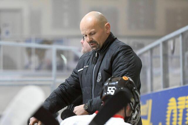 Länger war beim EHC kein Trainer im Amt: Auch in der Saison 2020/2021 stand Coach Waldemar Dietrich hinter der Königsbrunner Bande.