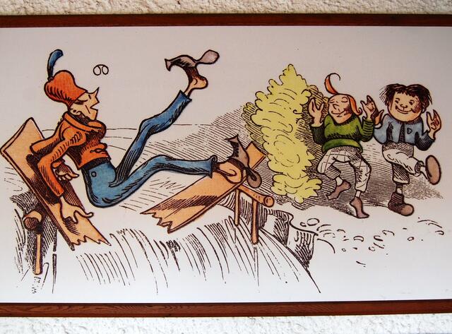 Denn schon wieder ihm zum Schreck, tönt ein lautes: "Meck, meck, meck!" Und schon ist er auf der Brücke. Kracks, die Brücke bricht in Stücke!