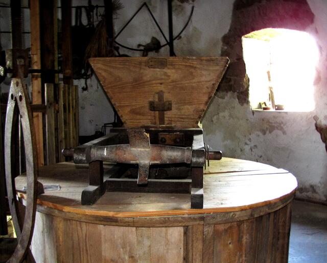 Max und Moritz wird es schwüle; Denn nun geht es nach der Mühle.