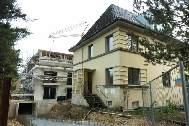 Bauvorhaben Burgwedeler Straße 98, das Haupthaus aus den End-Zwanziger-Jahren wurde nicht abgerissen, Daumen hoch, November 2020 ...