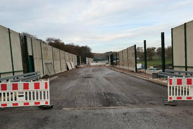 Hergestellt werden müssen lediglich noch die kurzen bituminösen Fahrbahnanschlußstücke rechts und links der Brücke. Außerdem müssen noch einige Fertigbetonteile des Wildschutzzaunes montiert werden.