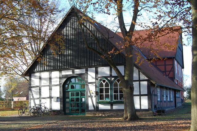 Von dem ans heute 500 Jahre alten angrenzendem Stallgebäude muss er sehr angetan gewesen sein, denn er hat es mehrfach in Öl gemalt. Im nächsten Bild ist es zu sehen.