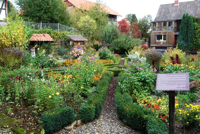 Der schöne Bauerngarten an der Mühle. Darin haben die beiden Jungen zwischen ihren Unternehmungen sicher so manchen schönen Apfel gemampft.