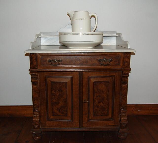 Der Waschtisch im Schlafzimmer nebenan. Dazu fällt mir die Geschichte "Das Bad am Samstagabend" ein. Guckt sie euch mal an.