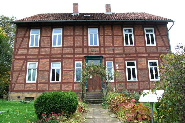 Er zog ins geräumige Pfarrhaus seines Neffen Pastor Otto Nöldecke. Dessen Mutter war seine Schwester.