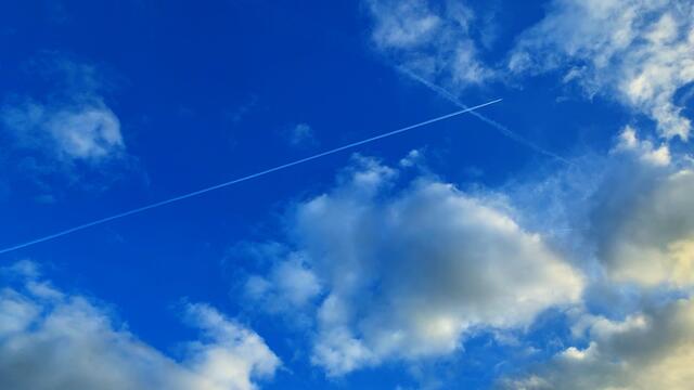 13. November 2020. Ein Flugzeug am Himmel in Hannover.  Bleibt gesund!