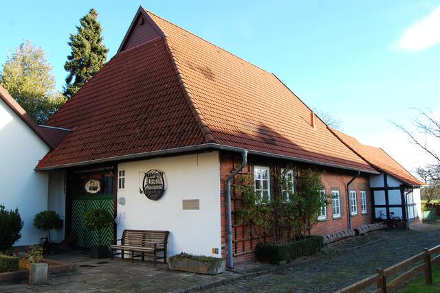Das Wilhelm Busch Museum in Wiedensahl. Der modernere vordere Teil wurde Ende der 1840er Jahre erbaut. Der hintere angrenzende Fachwerkbau war das ursprüngliche Busch-Haus.