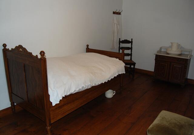 In diesem Bett hat Busch 10 Jahre lang geschlafen. Und darin ist er auch gestorben. Als der Doktor nach einer unruhigen Nacht am Morgen kam, war er schon tot.