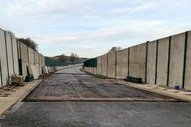 Hergestellt werden müssen lediglich noch die kurzen bituminösen Fahrbahnanschlußstücke rechts und links der Brücke.