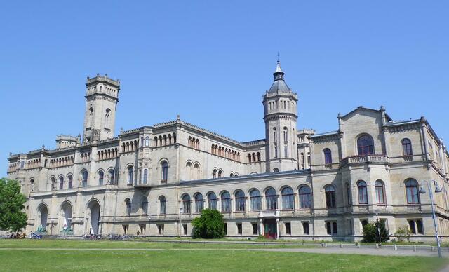 Später versuchte sich Busch mit einem Polytechnikum-Studium in Hannover, heute Leibniz-Universität. Danach studierte er Kunst in Düsseldorf, Antwerpen und München.