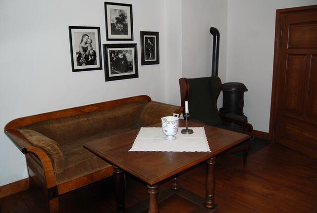 Im Obergeschoss nach hinten zum schönen Obstgarten raus, bewohnte Busch zwei Räume. Hier die gute Stube. Die Einrichtung ist im Originalzustand geblieben. Nur die Bilder wurden gegen Kopien ausgetauscht.