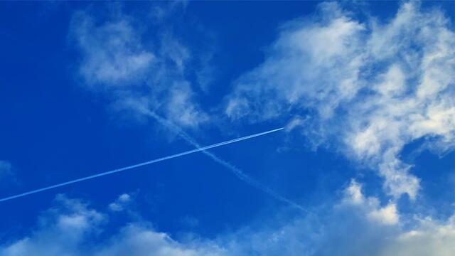 13. November 2020. Ein Flugzeug am Himmel in Hannover.  Bleibt gesund!
