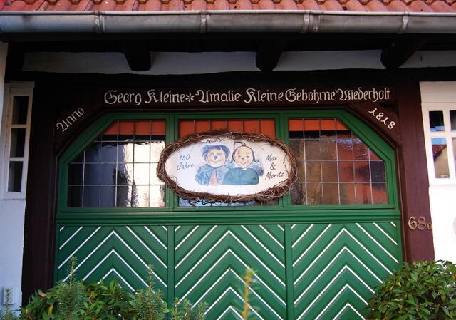 Wilhelm Busch´s Großeltern, Georg und Amalie Kleine, hatten das Haus einst gekauft und betrieben darin einen Krämerladen. Auch deren Tochter Henriette half dort aus, die mit 29 Jahren schon zur Witwe wurde.
