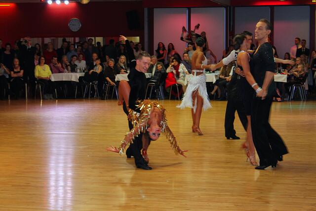 Die Standard/Latein-Trainer Valeria Jäger und Alexander Horn selbst in Aktion