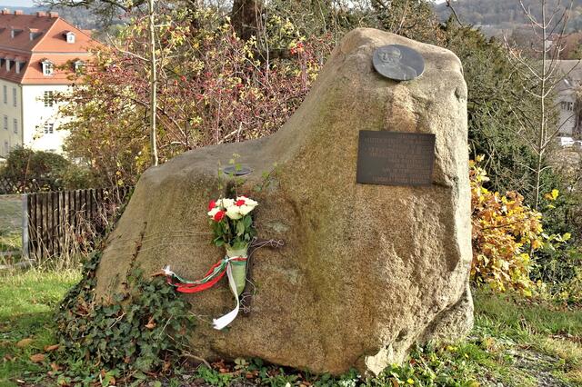 Gedenkstein für den am 18.02.1947 im KZ Buchenwald gestorbenen  Fürsten Joachim Ernst von Anhalt. Er war der letzter Fürst von Anhalt 13.9 - 12.11.1918 . Der 17- jährige Fürst stand unter der Vormundschaft Aribert von Anhalt. Nach der Novemberrevolution erfolgte am 9.11.1918 die Ausrufung der Republik und damit das Ende der Monarchie