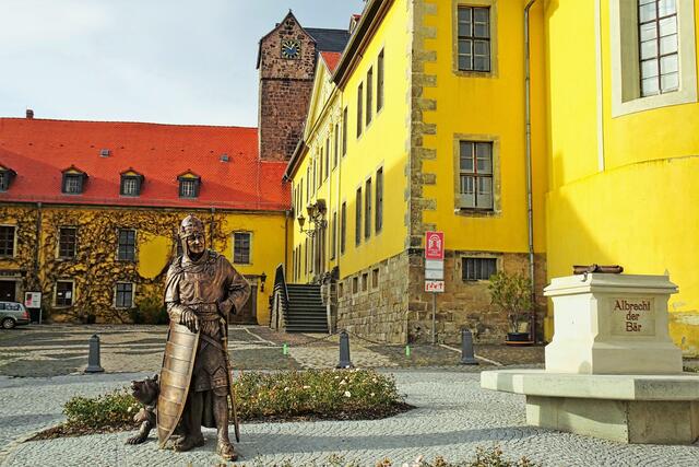 Albrecht der Bär steht neben seinen Denkmalsockel. Der Graf als Mensch in Augenhöhe. Das Denkmal wurde von den Quedlinburger Künstler Jochen Müller geschaffen