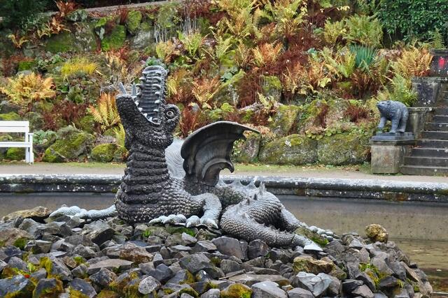 die Drachen - Fontäne im Großem Becken im Schlosspark Ballenstedt. Sie wurde von Johann Heinrich Kureck (Mägdesprunger Kunstgießerei) als Zinkguss geschaffen
