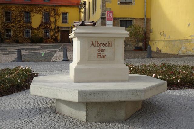 der leere Denkmalsockel Albrecht des Bären