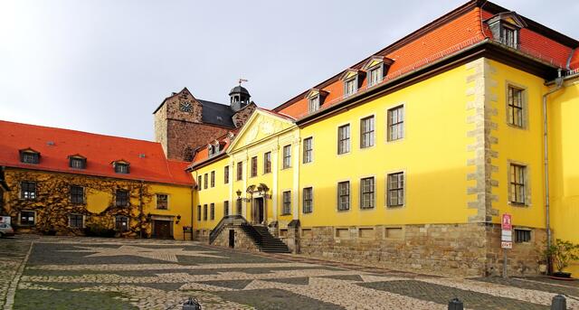 im Schlosshof des dreiflügeliges  Spätbarockschlosses