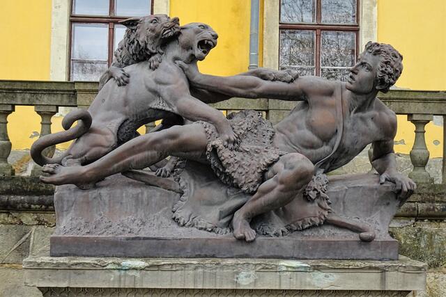 Denkmal am Schloss. Kampf Herkules gegen den nemeischen Löwen ???