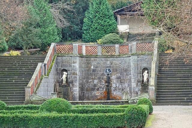 im Schlosspark Aufgang  zum Musikpavillon