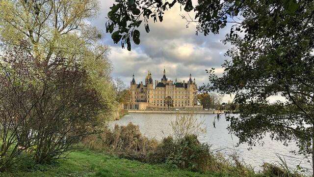 Schlossanlage auf der Insel des Schweriner Sees. Foto: Helmut Kuzina