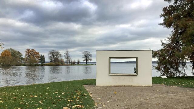 Der „Landschaftsrahmen“ des polnischen Künstlers Kamil Kuskowski ermöglicht im Burggarten, aus verschiedenen Perspektiven Landschaftsdetails der Marstallhalbinsel festzuhalten. Foto: Helmut Kuzina