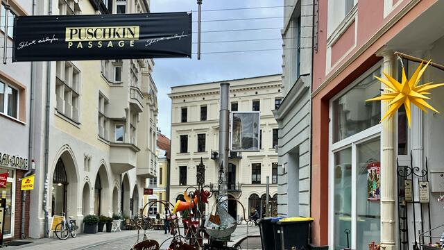 Die Puschkinstraße ist eine 650 m lange Bummel- und Einkaufsmeile, die den Schelfmarkt mit der Schlossstraße verbindet. Foto: Helmut Kuzina