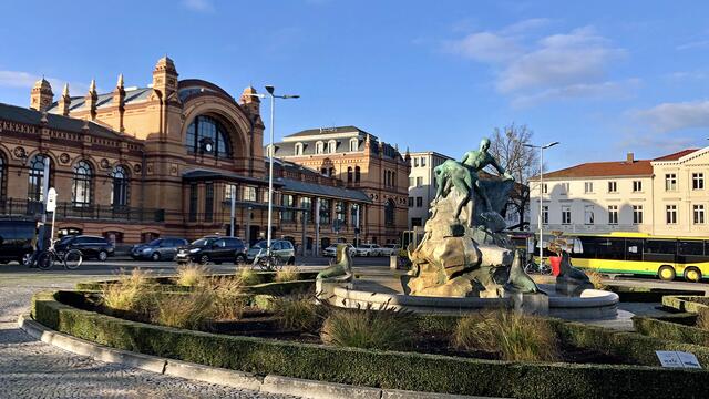 Bahnhofsgebäude auf dem Grunthalplatz mit dem Brunnen Rettung aus Seenot. Foto: Helmut Kuzina