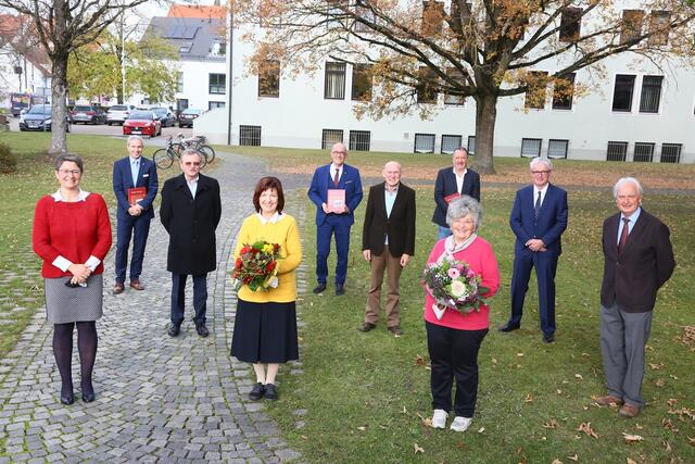 Zusammen mit den Autoren und dem Redaktionsteam stellte Landrat Dr. Klaus Metzger den neuen Band von "Altbayern in Schwaben" vor. | Foto: Erich Echter