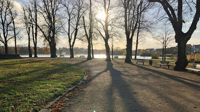 Auf dem Platz Alter Garten mit dem Burgsee im Hintergrund. Foto: Helmut Kuzina