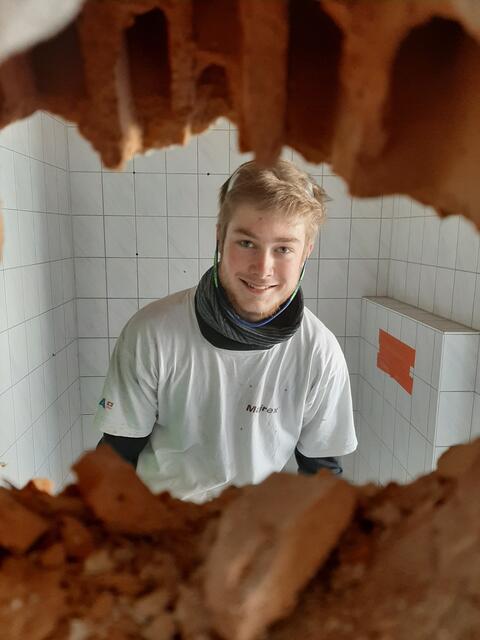 Diesmal nicht in Musikantentracht sondern in staubiger Arbeitskleidung: Musikanten der SGL-Werkskapelle bei der Renovierung des alten Kinos zum „Haus der Musik“ | Foto: SGL-Werkskapelle