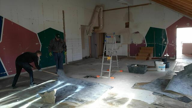Diesmal nicht in Musikantentracht sondern in staubiger Arbeitskleidung: Musikanten der SGL-Werkskapelle bei der Renovierung des alten Kinos zum „Haus der Musik“ | Foto: SGL-Werkskapelle