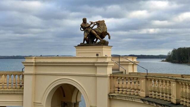 Auffallend ist im Burggarten des Schlosses das Kolonnadentor, auf dem die Darstellung „Herakles, den kretischen Stier bändigend“ des Bildhauers August Kriesmann steht. Foto: Helmut Kuzina