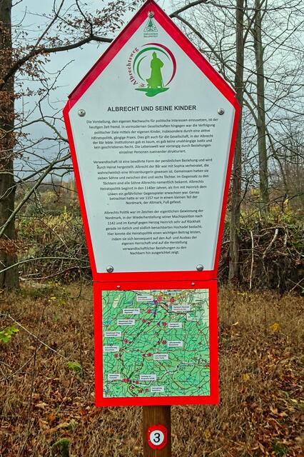 12 Informationstafeln befinden sich verteilt auf den 17 km langen Albrechtsweg