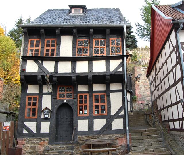 Im alten Bürgerhaus, in dem sich ein kleines Museum befindet, lebten einst Handwerker. Zinngießer, Töpfer und Schuhmacher. Daneben ein Treppenaufgang zum Schloss.