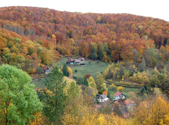 Durch schöne Berglandschaft geht es nur wenige Kilometer weiter.