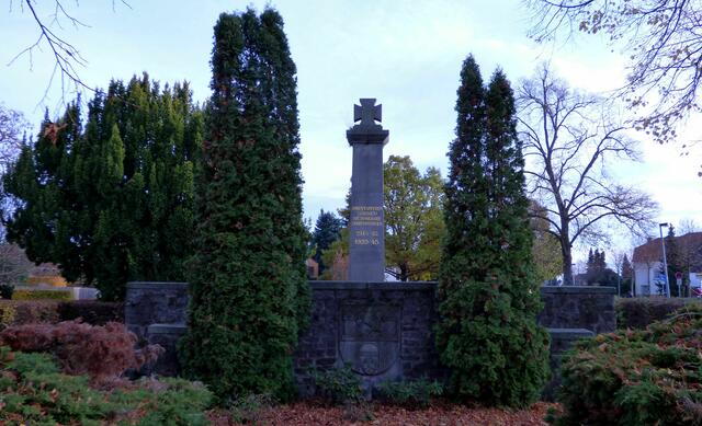 Hier in Pattensen das Denkmal für den Volkstrauertag
