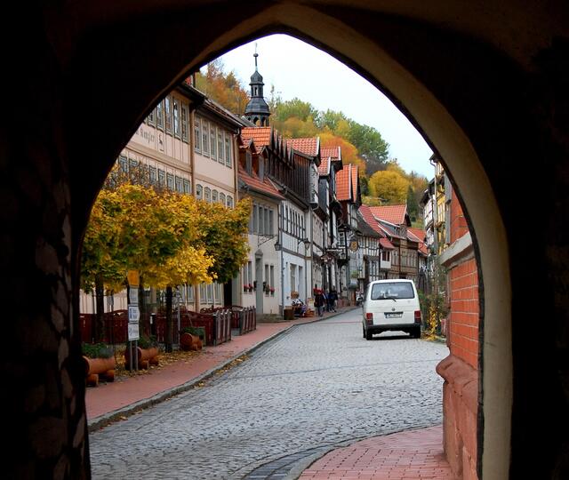Der Blick durch den Tordurchgang auf die Rittergasse.