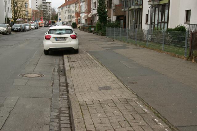 Ein abgesenkter Bordstein. An sich gilt hier ein Halteverbot...